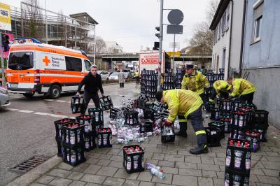 Nuertingen: LKW verliert 600 Getraenkekisten, Frau durch herabfallende Kisten verletzt